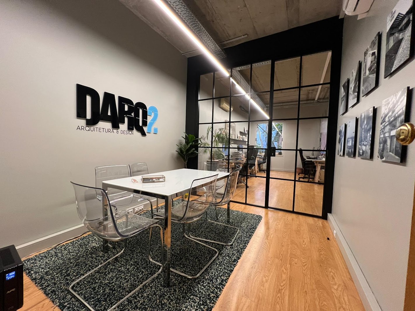 Atelier de arquitetura Darq2 — mesa de trabalho com plantas e maquetes